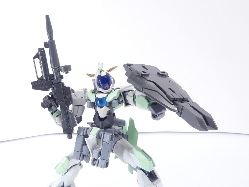 シールド(パイルバンカー装備):シールド外部にアタッチメントを組み付けることで様々な形状に変更可能。パイルバンカーは伸縮します。密かにライフルも組み替え。