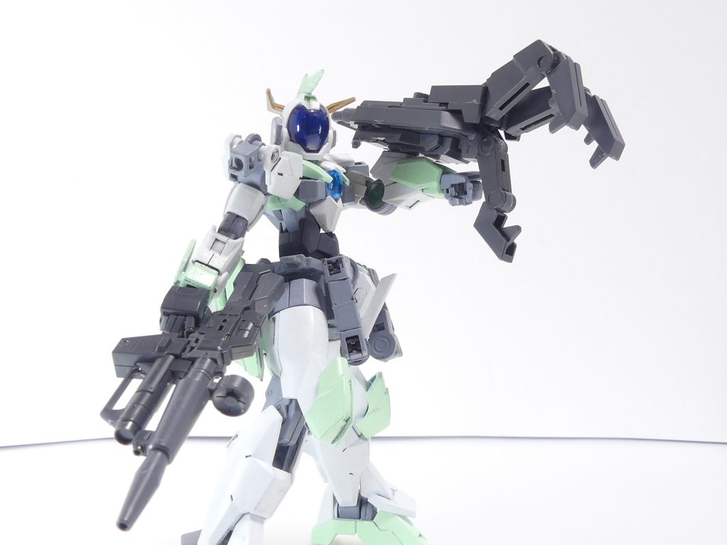 シールド(大型クロー追加型):敵MSを捕縛できるほどのクローを追加したシールド。クローの爪は3本とも可動、格納できます。