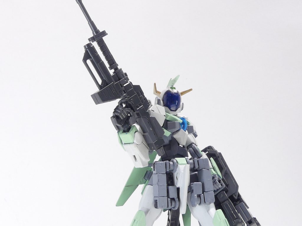 ここからは応用編。システムウェポンキット002・003はライフルのバレルが丸軸接続。無改造でもある程度は付け替え可能です(干渉する場合は加工しましょう)。上下逆になってしまいますが002のゲルググ用ライフルのバレルを取り付け。