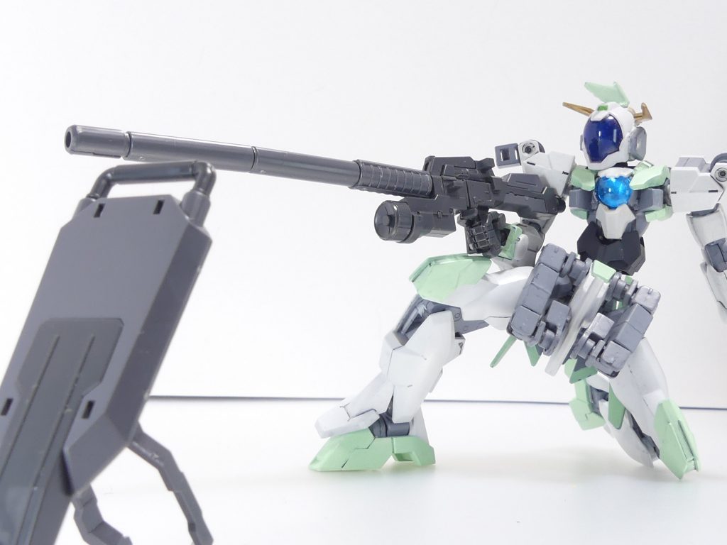 輝き撃ち。シールドは後部に可動部を持ち立てかけることが可能です。