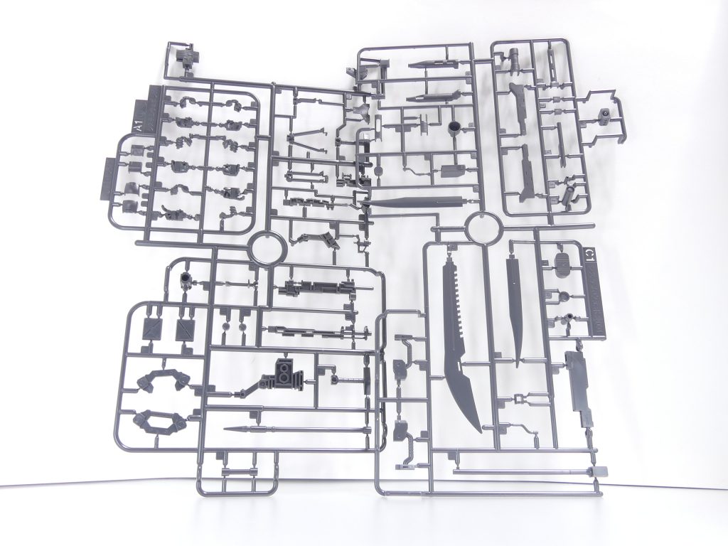 【今日のGUNSTA用語?】バズり:特定条件下で、ある一作品の閲覧数だけが急速に伸びていくこと。純粋に名作である場合から何かの検索ワードに引っかかった場合など、その対象や条件は様々だそう。一般的に不正なアクセスではないそうなのでご安心をとのこと。・・・でも「武装レビュー」でこれが起きるとは思わなかったぞ。新生ではたぶん2度目のこちらだった前回。これに続いての今回はシステムウェポン最新作の004。ガンダムベース東京では1/20現在売り切れており、この記事を書いている現在は福岡のみで購入可能です。本シリーズ、当初は組み立てが前提でなかったためかランナーが通常のガンプラより明らかに縦に長い設計になっており、そこが生産上特殊なのか既発の001/002も含めて再入荷は未だありません。特に東京店では、見かけたらまず買っておいた方がよさそうな気配です。自分もこの勘に従いました。ガンプラおみくじを引けるくらい買ってしまったけれど・・・(下記)※1/24・週末に向けた追記・003以外は再入荷したようです@東京店※番号が進むごとにどこかしらで変化・進化してきたシステムウェポン。今回は003までを購入された方から見ると結構な大変化かも。ランナーは003からのグレー二色。組み立てるだけでそれなりに見栄えがします。
