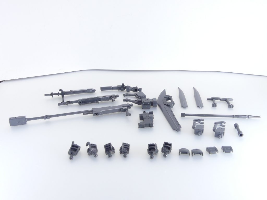 セット内容。・ロングレンジ・ビーム・ライフル(一式)・ヒート剣(一式)・銃持ち右手首(角度付き)(連邦・ジオン各×1)・武器持ち手首(連邦・ジオン左右各×1)・手首用甲パーツ(連邦・ジオン左右一式×1)手首は003までと変わりないように見えて、銃持ち手首がビーム・ライフルに対応した縦方向への角度付き手首に変化しました。