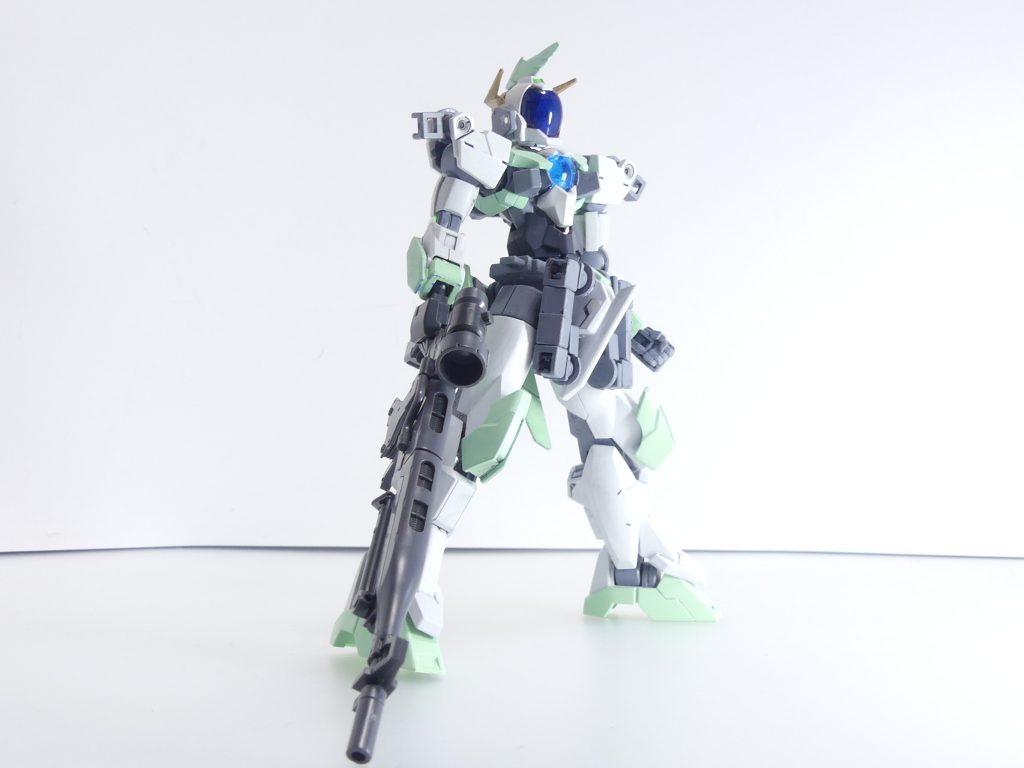 ロングレンジ・ビーム・ライフル:ジム・スナイパーなどが装備する狙撃用重火器。基本は通常タイプ・連射強化型・火力精密射撃特化型の3形態。持ち手は後部となっています。中間部が1個しか入っていないため一度にできるのは1個。また、各パーツの取り付けは半丸の棒軸からコの字・エの字型のジョイントに変更され、組み立てのストレスは大幅に低減されました。陸戦型ジムなどに持たせればお手軽にジム・スナイパーに。