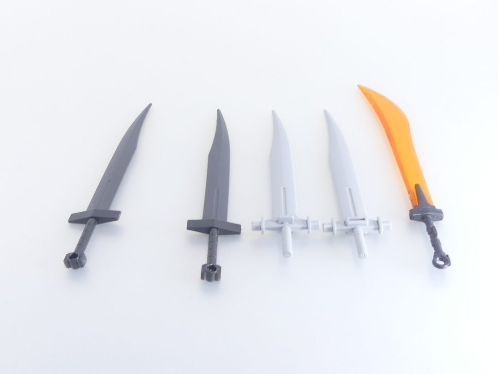 ヒート剣:いわゆるヒート・サーベル。一番右はスラッシュバサラ(HGUCリバイブグフ)のヒート・サーベル。左が本キット付属ヒート剣の基本形態。基部は2個、2本組むことが可能です。中央は・・・カスタマイズキャンペーン2018(2013?)のツインヒートサーベル。刀身の形状は全く同じ。カスキャンのものはよりカスタマイズ用に特化したもの。