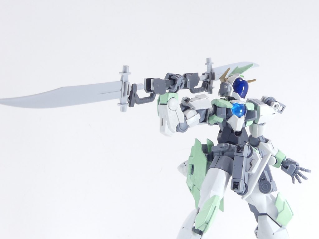 長柄薙刀からさらに両刃に・・・アタッチメントは3ミリメソッド。キット付属のヒート剣基部のみならず、3ミリ丸軸を持つ武器ならなんでも組み合わせることができます。