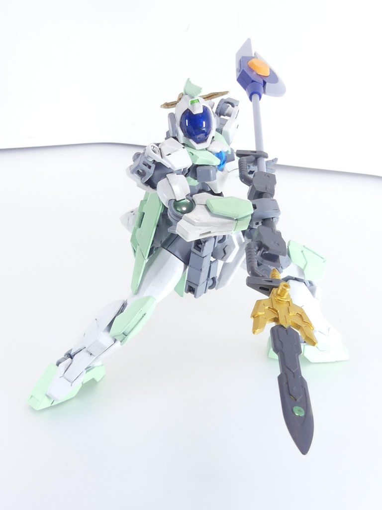 丸軸の大家、LBXならさらに迫力のある武装を作り出せるかも。エルシオンハルバードで。反対側にはヴァルキランダーのGNガンソードを。