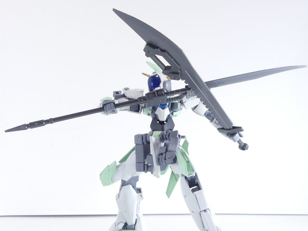 刀身は大型剣用のものが1本、基部との組み合わせで効果を発揮する各種オプションパーツも付属。長柄薙刀と。