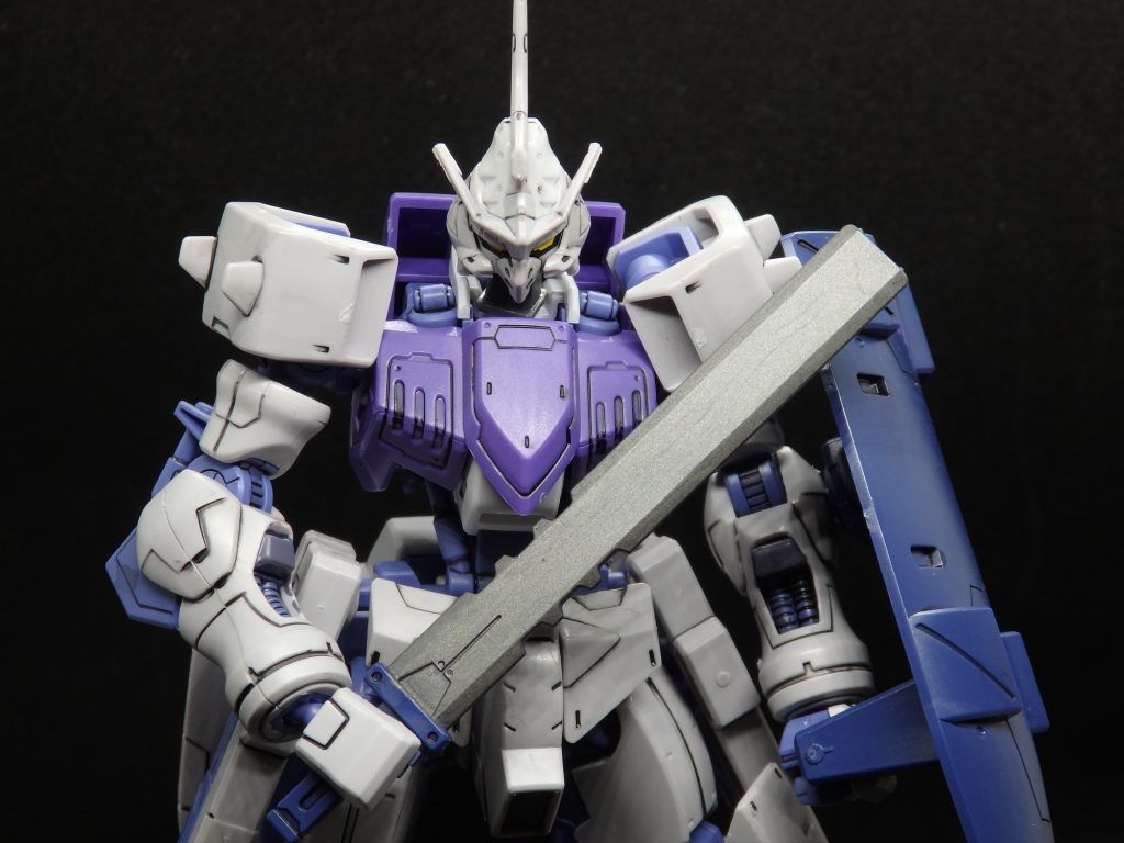 サーベル。刀身はタミヤのメタリックグレイで塗装しています。
つや消しのメタリック調がとても好きな色で愛用しています。