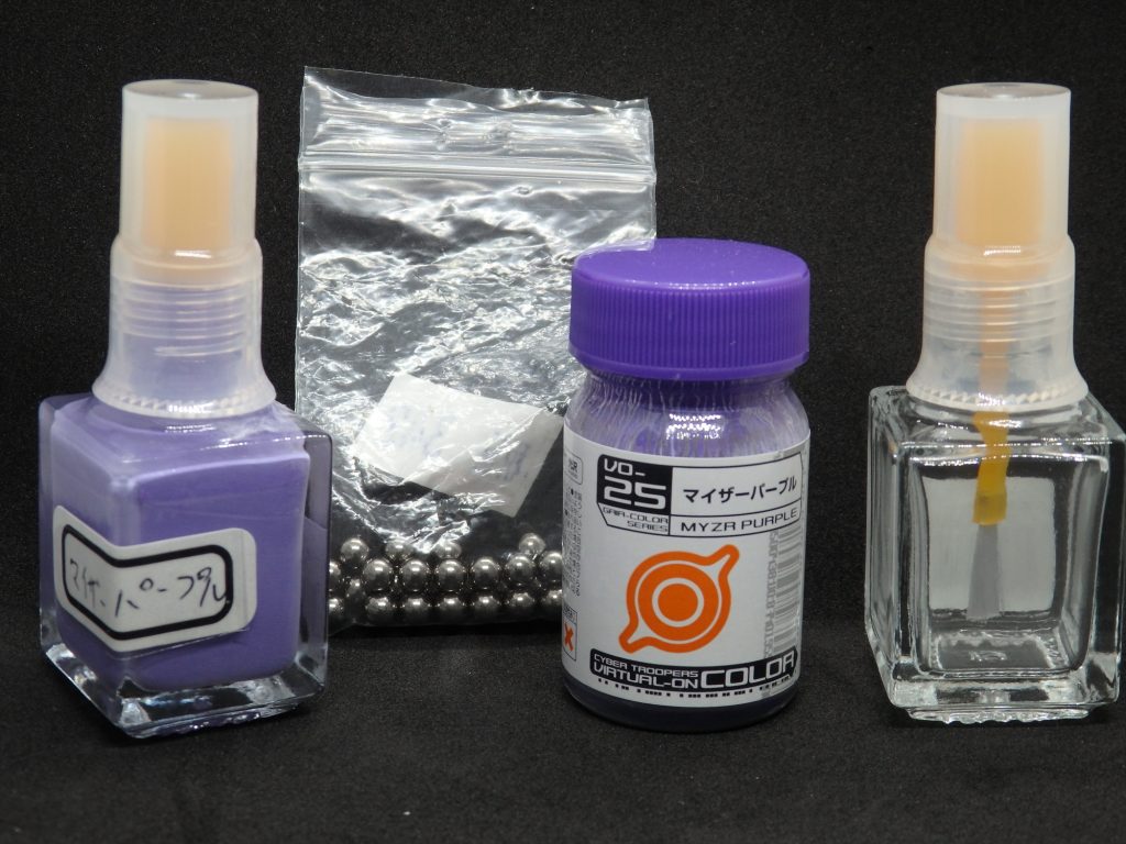 自己紹介も兼ねて作業環境なども。
しがない社会人しながらプラモとイラストを描いて暮らしています。
スプレー塗装はしづらい環境、かつものぐさなので筆塗り部分塗装で仕上げています。
塗装はタミヤのスミ入れ塗料を真似てマニキュアの空ボトルに塗料と薄め液、撹拌用メタルボールを入れて使っています。
筆洗いもしなくて済むし片付けも楽ちんのものぐさ塗装。（瓶の補充が面倒ですが…）
これからも機会を見て投稿していければと思います。たくさん作れるといいな。（積み上がった山を見つつ）