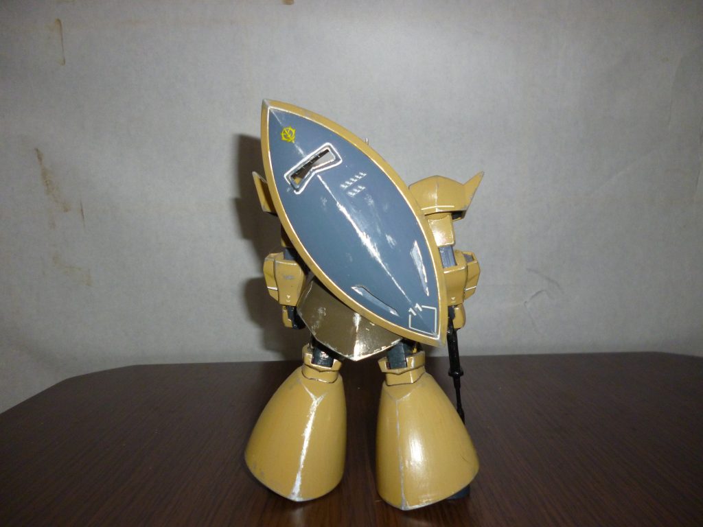 リアビューです。
シールドをはじめ全身にわたって、銀でハゲチョロ塗装を施しました。
なかなかリアルに仕上がってくれたのではないかと思っております(笑)。