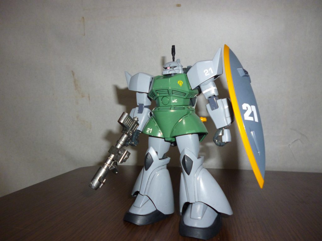 正面素立ちです。
ベースキットはHGUCゲルググ/ゲルググキャノンです。
塗装は、ニュートラルグレーとグリーンにニュートラルグレーを混ぜた色のツートンです。
膝や足首の底部分は、ツヤ消し黒にツヤ消し白を若干混ぜた色です。
仕上げに、各部にデカールや手描きでマーキングを施しました。
実は左の二の腕に入っている白いラインはマスキングして手描きしたのですが、乾燥させるためストーブの前に放置していたところ、熱でパーツが若干変形してしまいました・・・orz
幸いパッと見ただけでは分からないレベルですが、左腕の可動が少々窮屈になってしまいました・・・。