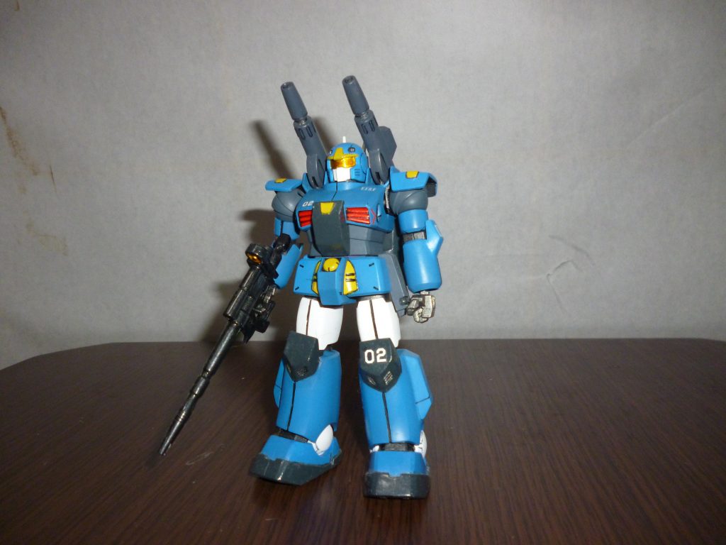 正面素立ちです。
ベースキットはＨＧＵＣガンキャノンです。最近になってリバイブされた方ではなく、記念すべきＨＧＵＣキット第一弾、元祖ガンキャノンです。
これに、旧ＭＳＶキット「ガンキャノンⅡ」のパーツを移植して製作しました。
塗装は、初めてほぼ全身をエアブラシで塗装しました（私自身はエアブラシを持っていないので、友人宅で使い方を教えてもらいながら塗装しました）。
カラーリングが赤から青へ変わるだけでも、かなり印象が違って見えます。