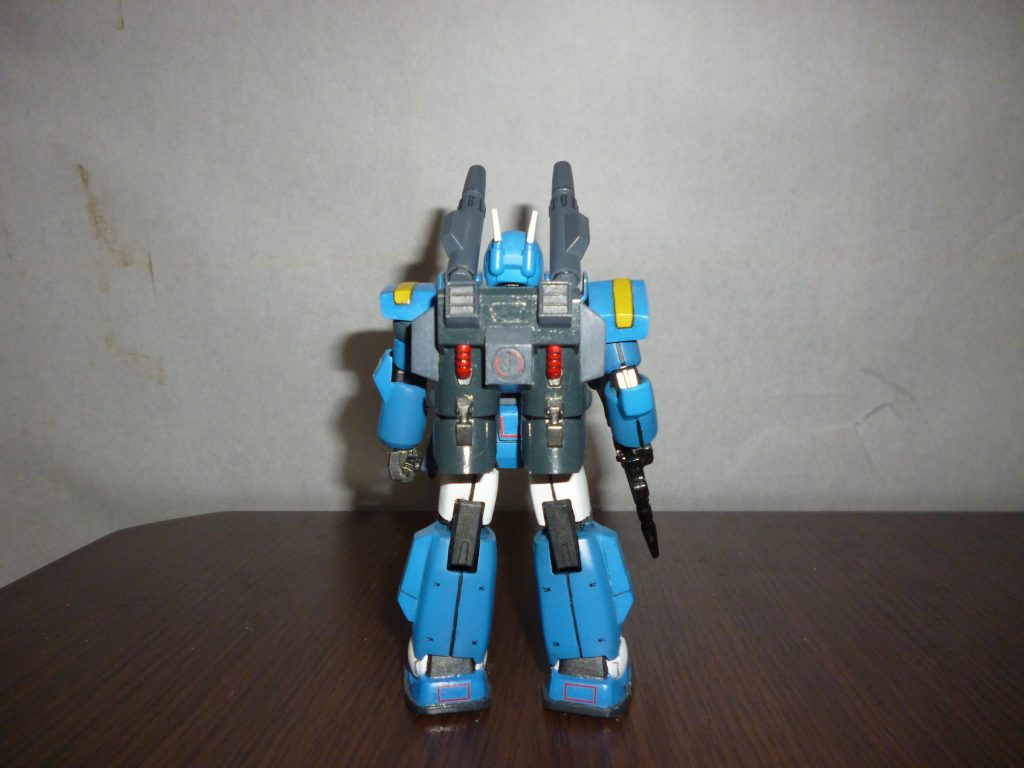 リアビューです。
バックパックは旧キットＭＳＶ「ガンキャノンⅡ」のモノを若干改造して取り付けてあります。
カラーリングは、ガンキャノンⅡのバックパックの白黒での塗り分けを参考に「白→ニュートラルグレーにツヤ消し黒を混ぜた色」、「黒→ミッドナイトブルー」で塗装してあります。
動力パイプは「Ｚガンダム」に登場した機体と同じく赤で塗り、アクセントとしました。
また正面、裏側とも、マーキングはガンキャノンⅡのキットに付属するデカールをベースに、各種デカールやシールを使用しました。