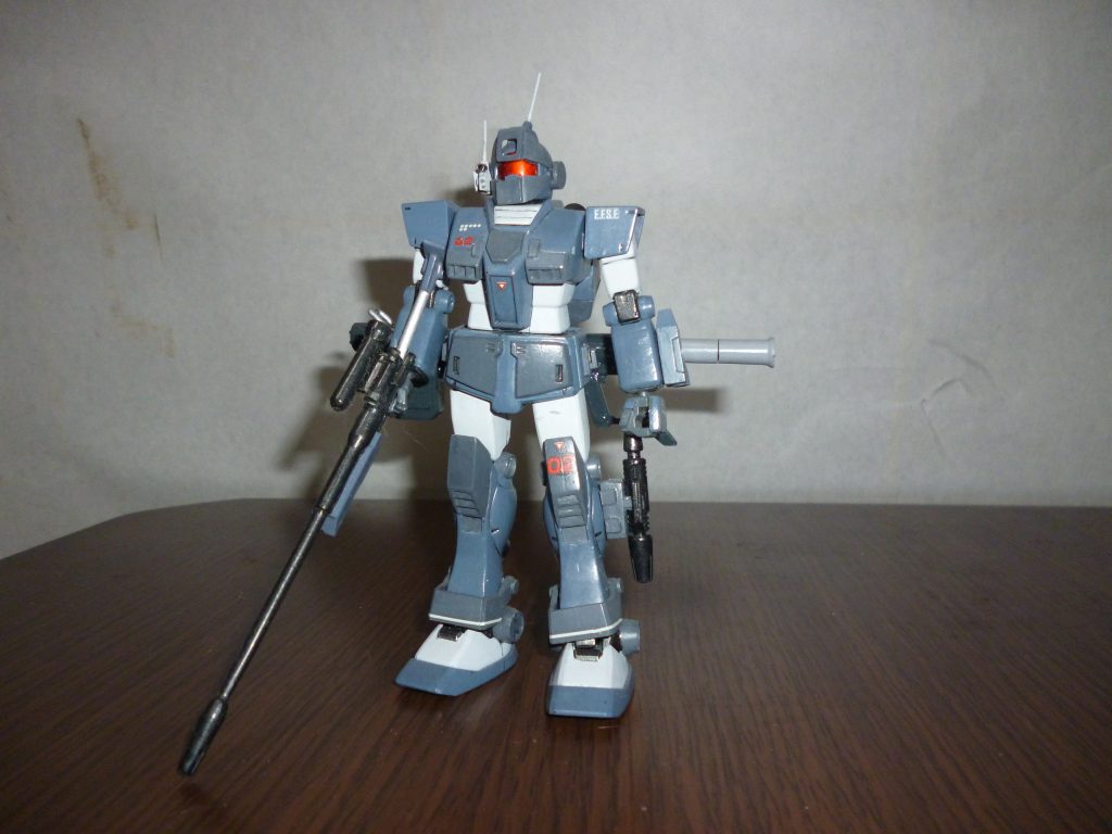 正面素立ちです。
ベースキットはＨＧＵＣジムです。これに旧ＭＳＶキット「ジム・スナイパーカスタム」のパーツを、幅詰めなど微調整を行いながら使いました。
また、追加武装もいろいろと用意してあります。
ちなみに、塗装は水性ホビーカラーのブルーグレー、ツヤ消し白にニュートラルグレーを少量混ぜた色、ニュートラルグレーにツヤ消し黒を混ぜた色の３色になります。関節やバーニア等は黒鉄色、武器はツヤ有り黒に黒鉄色を混ぜた色（私は「銃鉄色」と勝手に呼んでおります笑）です。