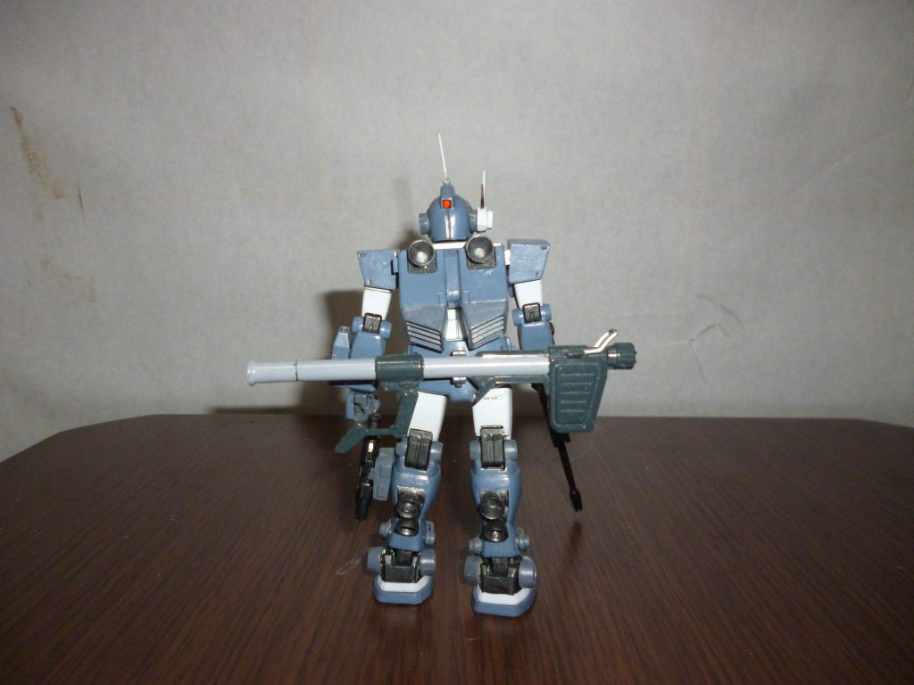 リアビューです。
こちらの主な改修点は

・バックパックをジム・スナイパーカスタムのモノに変更（そのままだと幅が広すぎたため、中央で切断して幅詰め）
・ふくらはぎに四角く穴を開け、ジムスナのバーニアを基部ごと移植
・後部腰アーマーに穴を開けた後、裏からポリキャップを仕込んでバズーカラックを接続

これくらいでしょうか？
あとは表面の解説の方で、詳しく説明させていただきます。