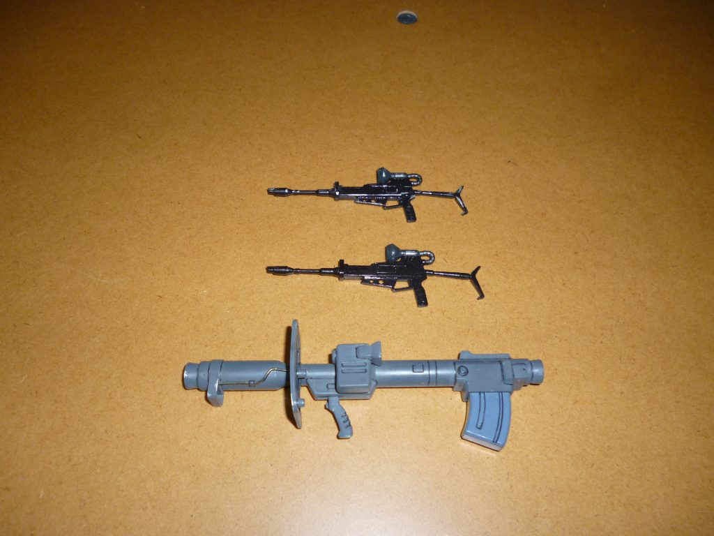 武装一式です。
ビームライフルは、10年前に製作した銀色でウェザリングを施したもの(上)と、今回新たに製作した新品状態のもの(下)と2丁用意してあります。
この画像だと分かりませんが、スコープ内部にはHアイズを貼り付けてあります。
ちなみにどちらのライフルも、銃身本体はツヤ有り黒に黒鉄色を混ぜた色(私は「銃鉄色」と勝手に呼んでおります笑)、スコープはミッドナイトブルー、動力パイプ等は黒鉄色で塗ってあります。
思えば、ひとつの武器を複数の色で塗り分ける、という方法を初めて試したのはこのライフルが最初でした。
ラケーテン・バズはニュートラルグレーにツヤ消し黒を混ぜた色、マガジン部分はブルーグレー(だったはず・・・)で塗装してあります。