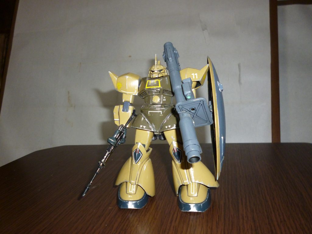 ビームライフル&ラケーテン・バズ装備です。
ゲルググ自体が大型のモビルスーツなので、こういった大振りな武器も非常に似合いますね。