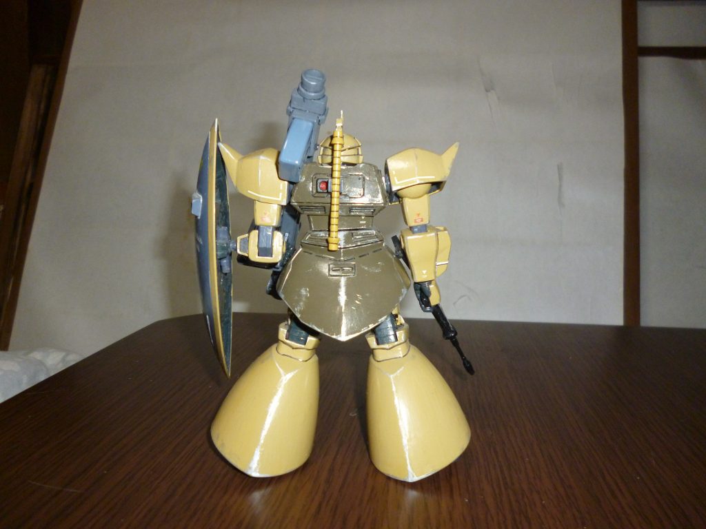 シールド無しのリアビューです。
こうやって改めてみると、ノーマルなゲルググの背中ってバックパックが無い分めちゃくちゃシンプルですね・・・。