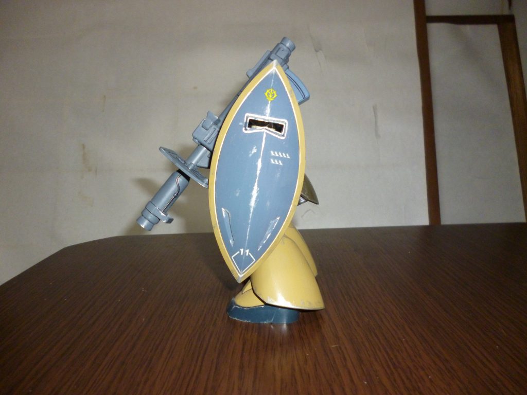 側面、シールドのアップです。
シールドのグレー部分はミディアムブルーで塗装してあります。
のぞき窓の枠線は、マスキングして筆で描きました。