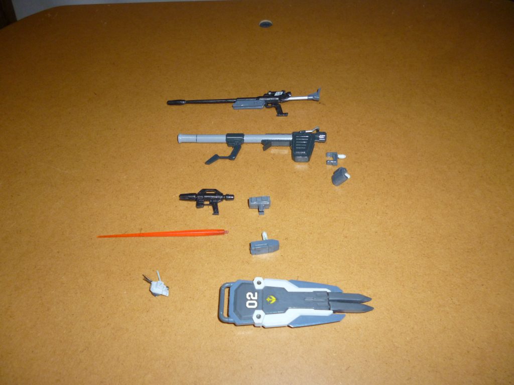 武装一式です。
上から順番に

・R-4ビームライフル
・ハイパー・バズーカ
・バズーカラック×２
・ビーム・スプレーガン
・ビーム・スプレーガン用ラック
・ビームサーベル＆ボックスタイプ・ビームサーベル・ユニット
・増加バルカンポッド
・パイルバンカー付スパイクシールド

一応、やろうと思えばフル装備状態も再現可能となっております。