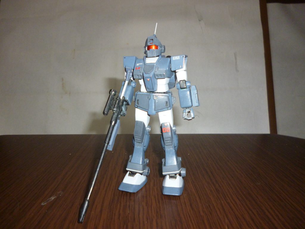 追加武装を外した正面素立ちです。
正面の改修点は

・フェイスガードと頭部バイザーを幅詰めして旧キットから移植（ここの幅詰め、地味に大変でした・・・）
・フェイスガード両脇の丸いパーツ（「耳」のところ）を旧キットから移植
・頭頂部のアンテナを真鍮線とプラ材で自作
・胸部排気口を幅詰めした旧キットのものに変更
・胸部上面、正面腰アーマー両脇の増加装甲（？）、側面腰アーマーのラックを移植
・左腕のボックスタイプ・ビームサーベル・ユニットを移植
・両膝のスラスター（排気口？）を幅詰めして旧キットから移植
・ふくらはぎに穴を開け、アンクルガードを旧キットから移植
・足首のマルイチモールド×４を旧キットから移植

こんなところでしょうか？
改めて羅列してみると、結構いじっていますね・・・。