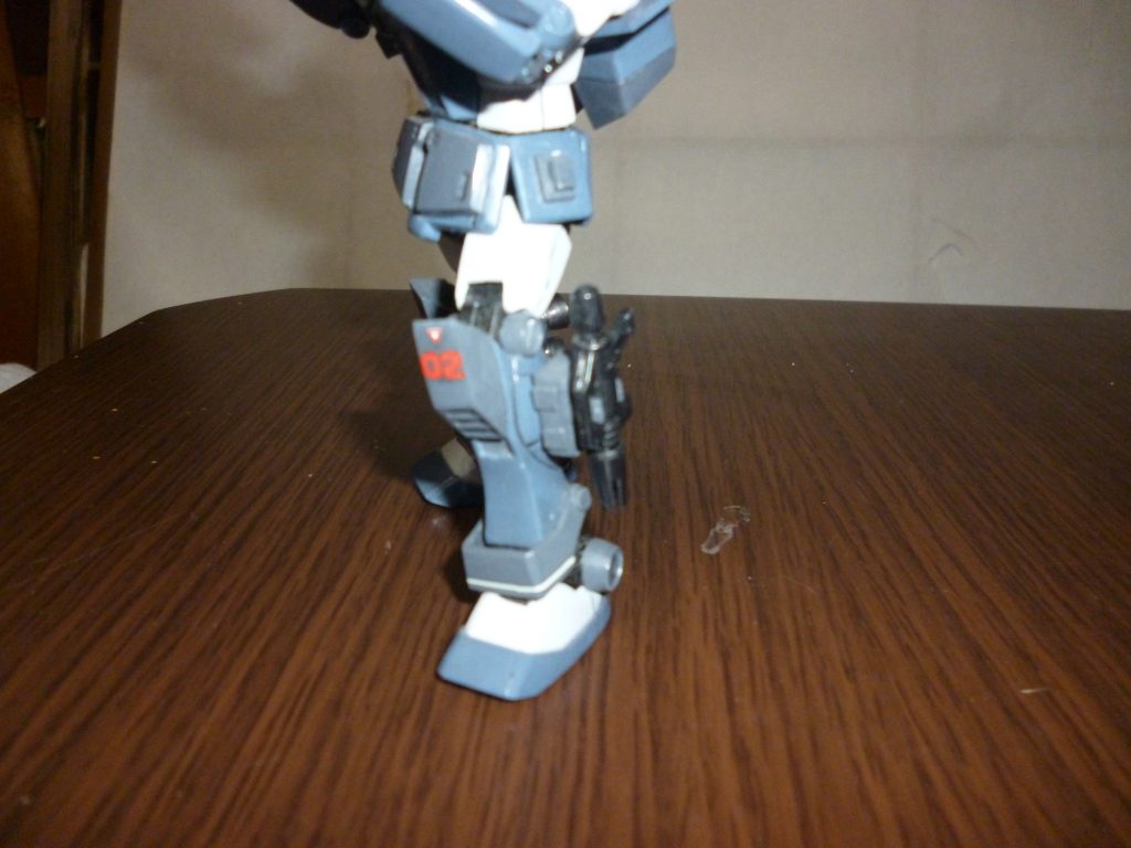 ビーム・スプレーガン用ラックです。
ラック本体は磁石を埋め込んだエポキシパテの塊を薄いプラ板でコーティングした後、スプレーガンを挟むツメ部分やディテールをプラ板で作ってあります。ふくらはぎ内部にゼムクリップを仕込んであるので、左右どちらの脚にも装着可能です。