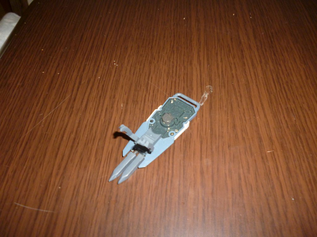 スパイクシールド裏面です。
シールド自体は、以前投稿した「デザート・ジム」を製作するときに使用した「ジム・ストライカー」のパーツをそのまま使用しています。
システムウェポンのシールド裏に付いていたスタンド用パーツ（？）を引っぺがし、そのまま接着剤で貼り付けました（笑）。
これにより、狙撃ポーズを取らせた際に銃架兼防御用としてスパイクシールドをを立てて飾ることが出来るようになりました。