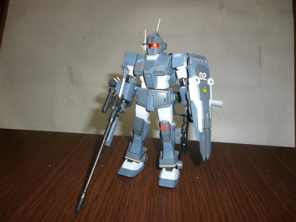 フル装備状態です。
ボックスタイプ・ビームサーベル・ユニットを右腕に付け替え、左腕には代わりにスパイクシールドを装備してあります。
武装についてもう少し解説させていただきますが、まずメイン武装のR-4ビームライフルは旧キットのモノをベースに、銃身を紙やすりで細く削ったランナーで延長してあります。また、銃口はＭＧガンダムのビームライフルから移植しました。