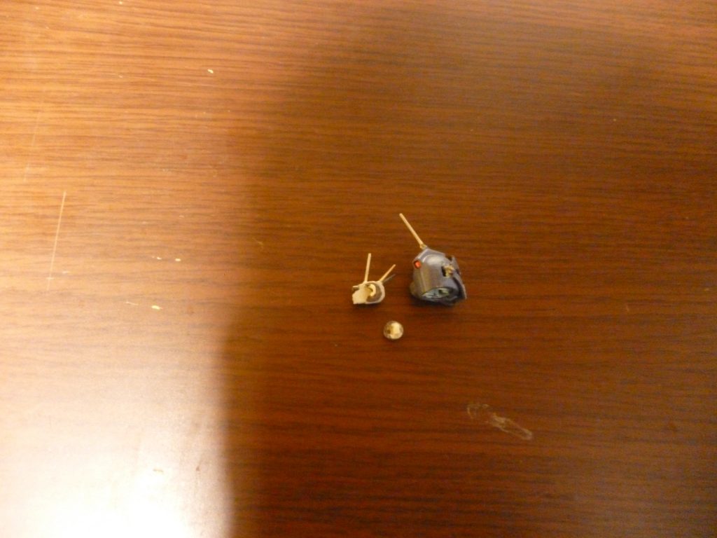 増加バルカンポッドです。
右側頭部の追加武装であるコレは、ジム・スナイパーⅡ（ホワイトディンゴ隊仕様）が装備しているバルカンポッドのプロトタイプ、という裏設定です。
バルカンポッド自体は、旧ＨＧ陸戦型ガンダムのオプションパーツを改造して製作しました（ちなみにノーマルの側頭部と取り替え可能です）。バルカンの銃口はジム本体のどこかのパーツの接続ピンを切り取り、それに極細のピンバイスで穴を開けたモノを取り付けて再現しました。メチャクチャ目が疲れました・・・。