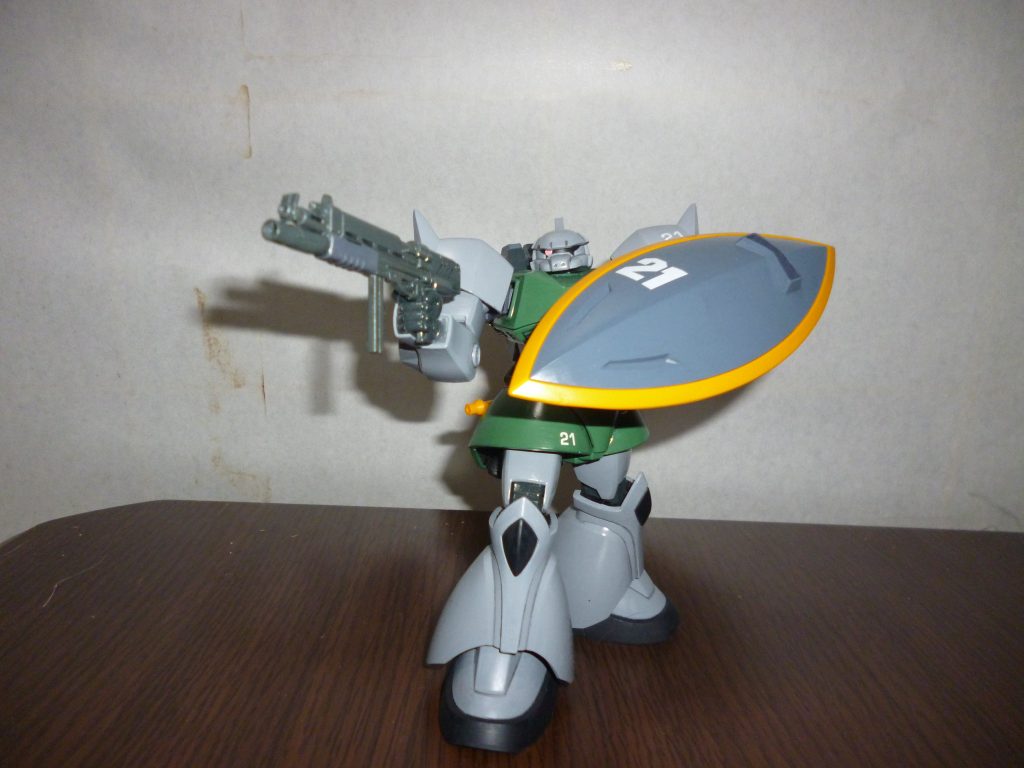MMP-80 90mmマシンガン装備です。
「戦場の絆」での定番装備なので、以前投稿した「ゲルググ・マリーネ」から拝借してきました。
普通に似合いますね・・・。