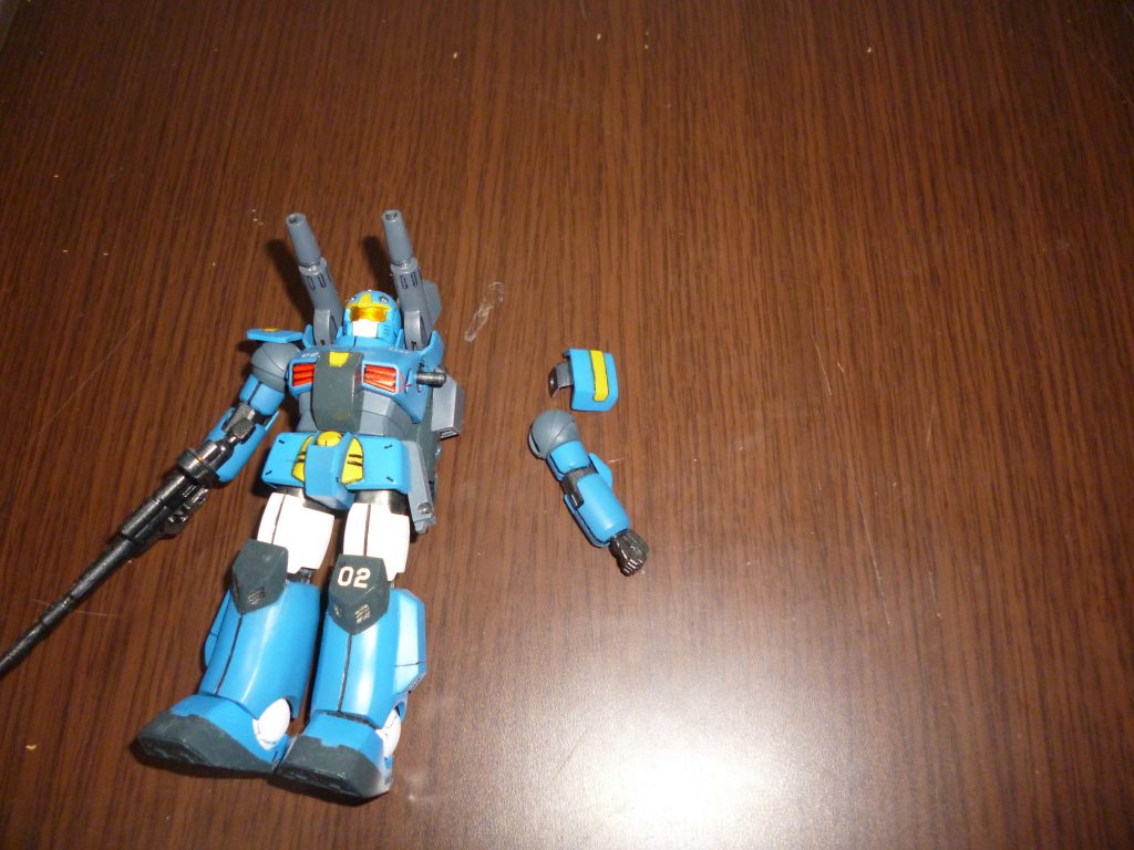 肩アーマーです。
「ガンキャノンⅡ」のパーツをベースに、プラ板で厚みを増したモノを取り付けてあります。
このＨＧＵＣガンキャノンは肩にキャノン砲が付く関係で、腕の付け根の上部が若干横にせり出しています。そのため、普通に肩アーマーにＬ字型のパーツを付けても本体に接続出来ません。
そこでエアブラシを貸してくれた友人に相談したところ、接続用のパーツそのものを本体のラインに合わせてみたらどうか、というアイディアをもらいました。
早速試してみたところ、これが予想以上に上手くいってくれました！！