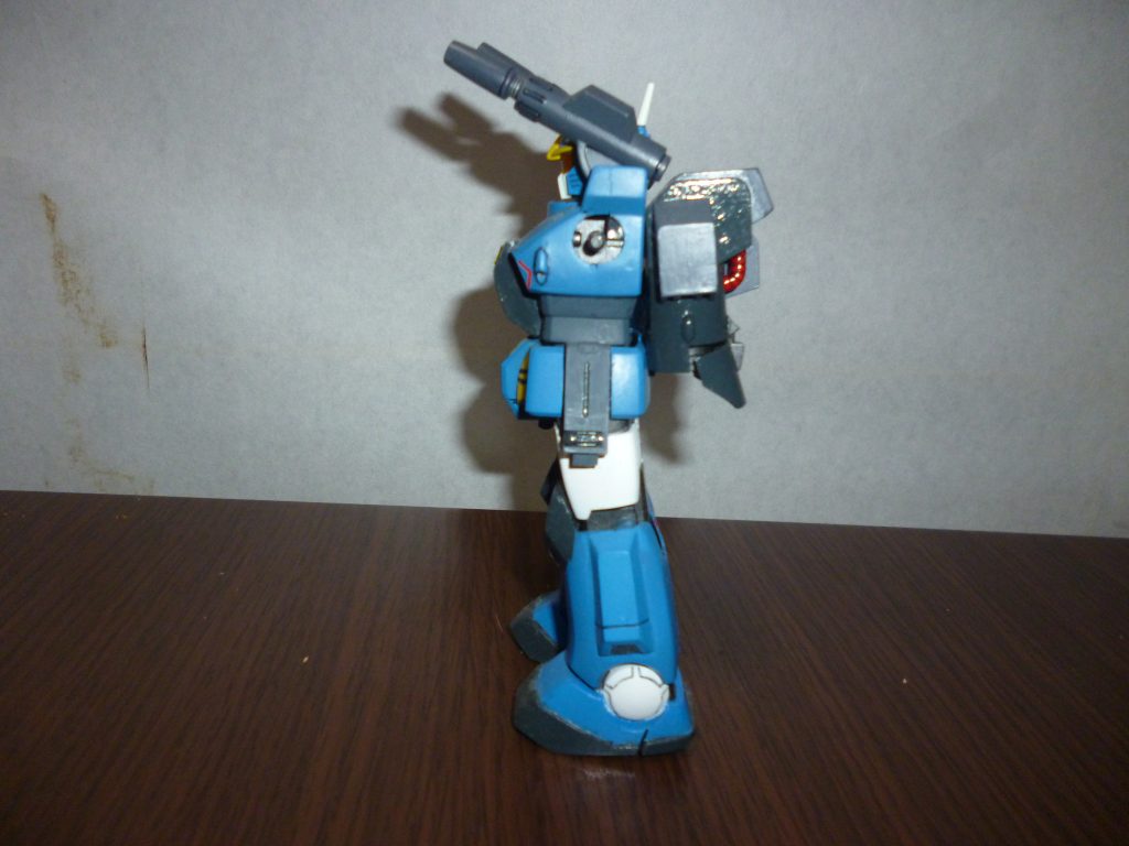 ファイア・ナッツです。
ガンキャノンⅡだと腰の両脇に装備していますが、ガンキャノン重装型は左側のみです。
なので、片側のみ旧キットから移植しました。