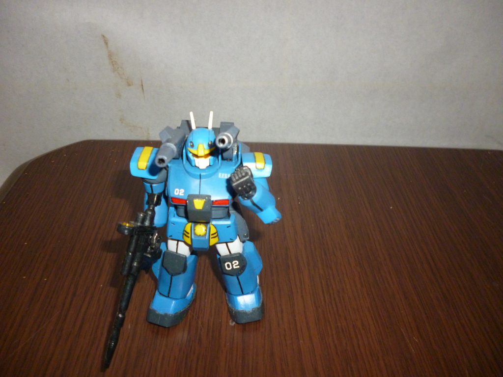 手首です。
このガンキャノン重装型、アーケードゲーム「戦場の絆」ではどういうワケか「格闘型」というカテゴリーで、パンチをメイン武装として戦っています（笑）。
そこで、あの力強い拳を再現するべく、右手首を「システムウェポン」の付属パーツから、左手首をＨＧＵＣジム改から流用、改造して取り付けてあります。
手首の加工自体はそこまで手間でもありませんでしたが、旧ＨＧＵＣガンキャノンは手首の接続がボールジョイントではないため、取り付け用の加工がなかなか大変でした・・・。