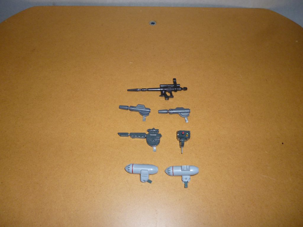 武装一式です。
一番上はビームライフル、その下はキャノン砲用オプションパーツです。
キャノン砲用としては、240mmキャノン砲（上）、ビームキャノン＆多目的精密照準システム（中央）、スプレーミサイルランチャー（下）の３種類を製作しました。
240mmキャノン砲とビームキャノン＆多目的精密照準システムはガンキャノンⅡから、スプレーミサイルランチャーはＨＧＵＣガンキャノンから、それぞれ流用しています。
本体のキャノン砲取り付け部を加工し、内部に四角い穴のポリキャップを仕込んであるので、どれでも取り付け可能です。

それでは、オプションパーツを装備させてみたいと思います。