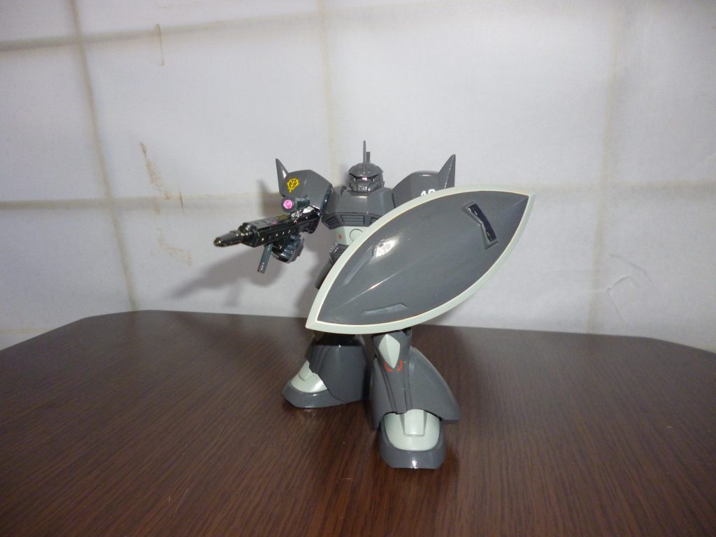 隊長機です。
特殊なカラーリングも相まって、エース専用機っぽさが非常に良く出ていると思います。