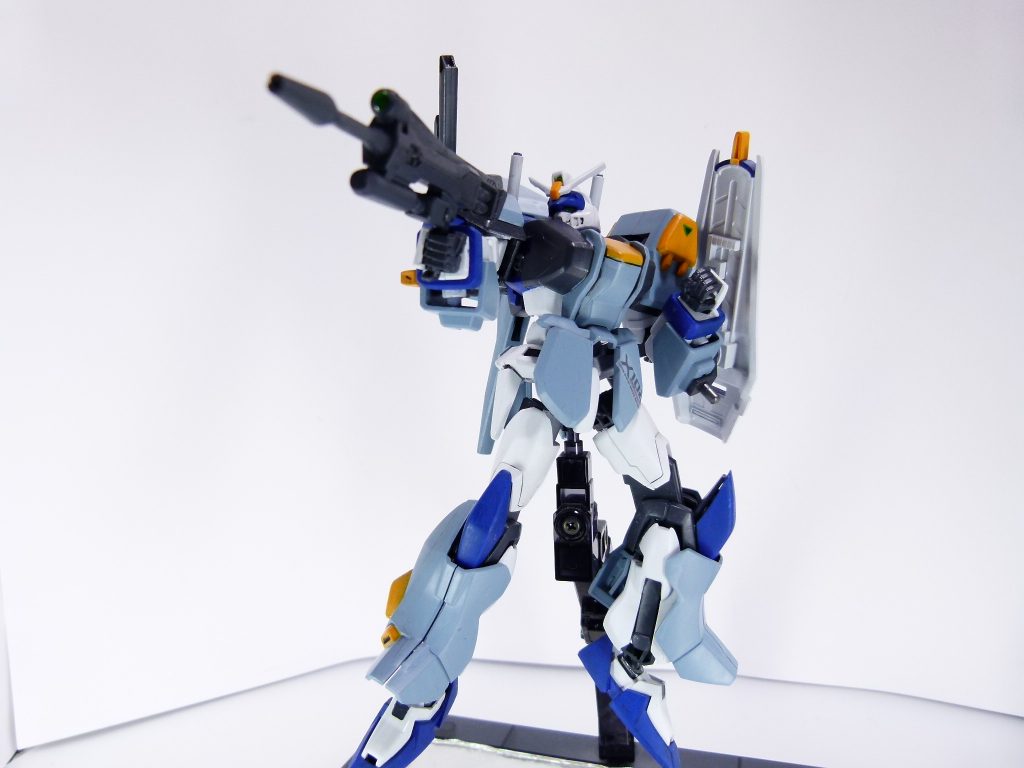 腕は二重関節に、他の可動軸もHGCE相当にアップグレードされています。ちなみに頭はそのまま。