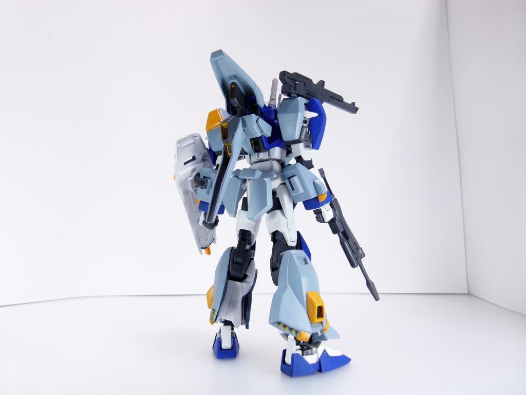 後ろから。前腕などにボールデンでシュラウド軸を形成、各軸を切り詰めたくらい。