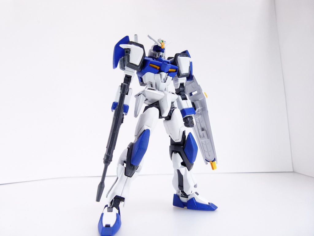 思えば旧GUNSTA終盤('18前半)はいろいろとやったなぁ。模索していたというか。こういうのを作ってみたり「ガンプラビギナーズガイド」を始めたり「ガンプラフォース」やったり・・・トライエイジWiki管理としては末期の作品でもあったっけ。通常デュエル。ベースはHGCEストライク。2機は同じフレームで製作された設定であり、都合ある程度の流用が効きます。胸部はストライクベースですがデュエルのパーツを貼ったりして似せています。腰や前腕はくりぬいてHGCEにはめ込みます。肩は接着面積の関係でちょっともろいです。