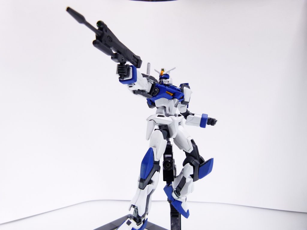 脚部は思いの外すんなり、HGCEの灰色パーツに白パーツがはまりました。足首はストライクのままです。