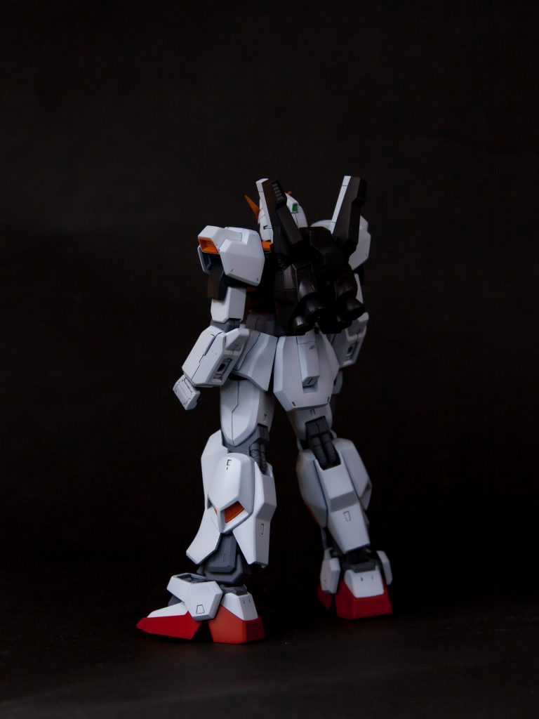 ガンダムMk-Ⅱの塗装は、下地にガイアカラーのメカサフライト。その上から白はFMGミクホワイト、赤はnazcaフレイムレッド、黄はnazcaマンダリンオレンジ、胴体はガイアカラーミッドナイトブルー、バックパックはガイアカラーニュートラルグレーⅤ。