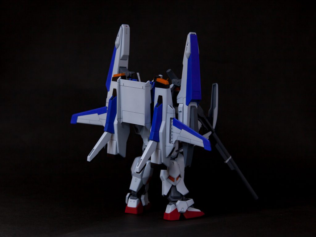 基本的な工作としては、筋彫りを深く掘り直し、面出しヒケ処理をしたぐらいです。ガンダムMk-Ⅱは最新キットなだけあってそのままでもカッコイイですが、唯一ダメなところは頭部。前後分割なので合わせ目を消すために、フェイスを後ハメ加工しています。