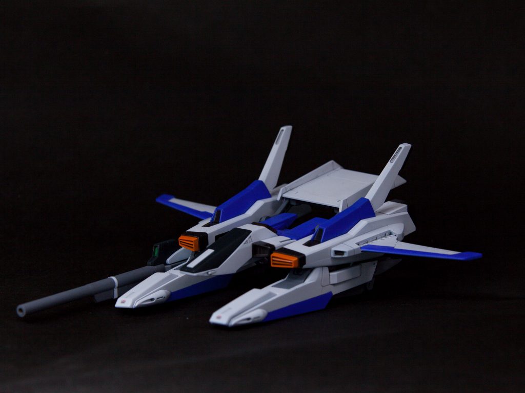 Gディフェンサーは筋彫りが甘々だったので、深く掘り直しと引けもあったので面だしをしています。また主翼は筋彫りを追加してより航空機に見えるようにしています。