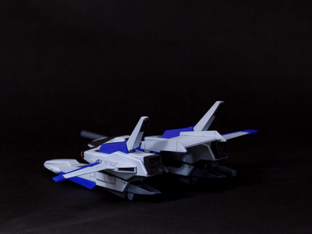 Gディフェンサーの塗装はガンダムMk-Ⅱと同じく下地をガイアカラーメカサフライト。白はFMGミクホワイト、黄はnazcaマンダリンオレンジとなっています。青はnazcaコバルトバイオレット、バーニア類の黒はガイアカラーニュートラルグレーⅤ、脱出ポッドの黒はガイアカラーミッドナイトブルーとしました。