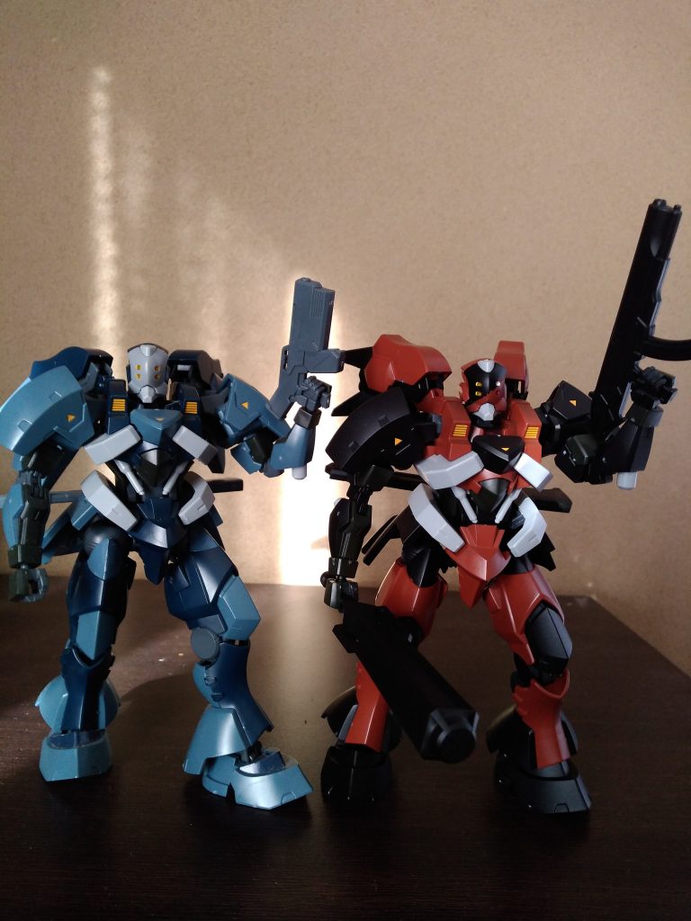 過程じゃないけど素組みとの比較。元が良かったので2個目を買いました。マッチョな特殊部隊員みたいなシルエットがいいですよね。