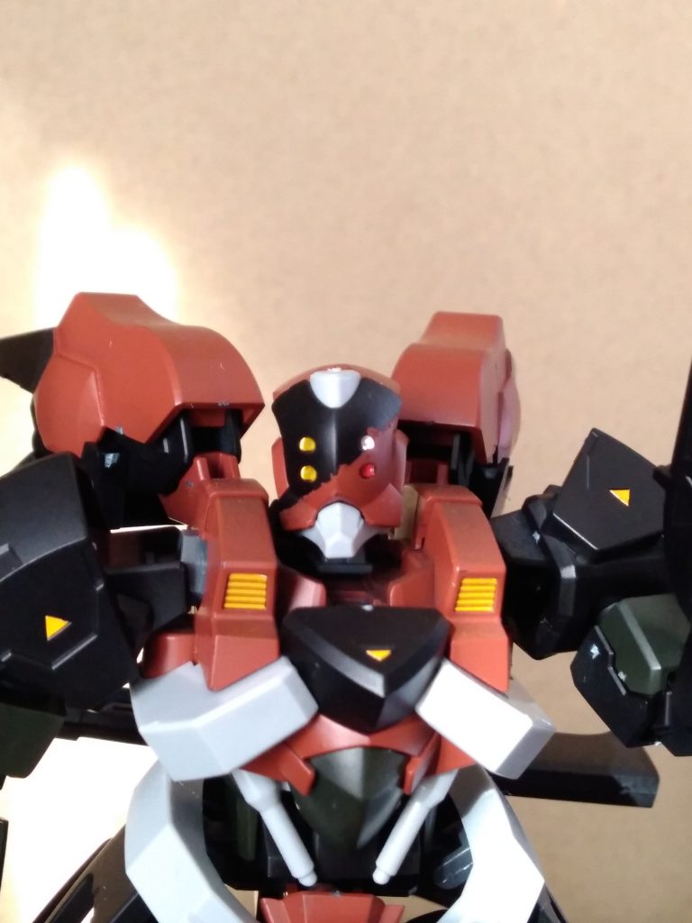 Mr.フィニッシングサーフェイサーブラックとタミヤのオキサイトレッドのサーフェイサー。赤というよりレンガ色で満足。顔はマスキングテープで色分けしようとしたらいい感じにギザギザが出来ました。
目のシールはリーオーNPDのシールで銀とメタルレッド?に一つずつ変えました。