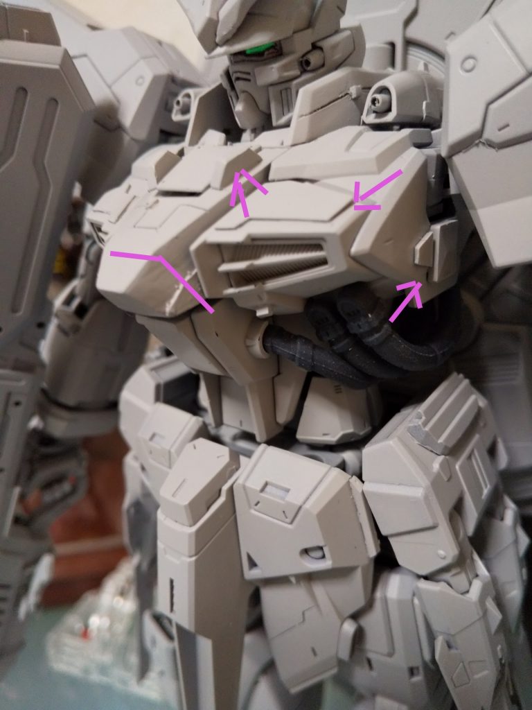 バストアップのため前に3ミリ延長しました。
脇下や排気ダクト上部にもプラバン貼りボリュームを出しています