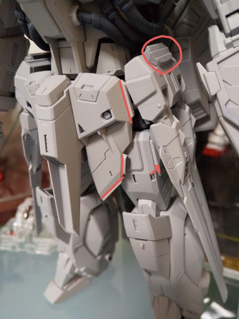 前ダレは下と横方向に1ミリ延長しました。
太ももにボリュームが欲しいので外側にパネルを貼り付けました。
他にもスジボリを若干追加、メタルボール埋め込み、各所にスラスター追加しています