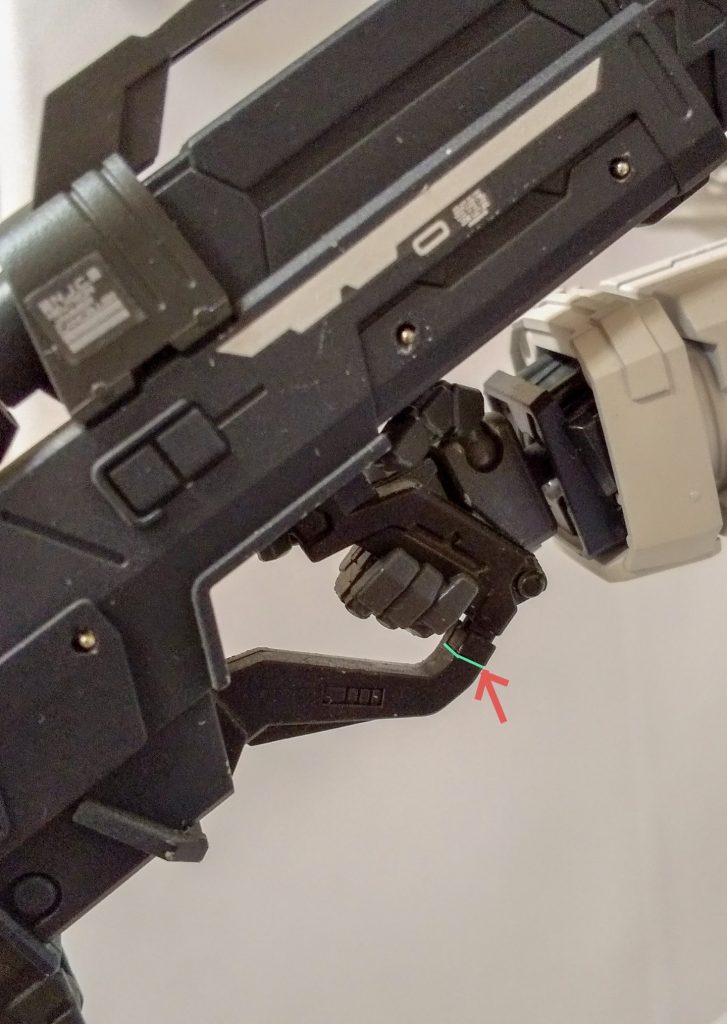 これから組む方へ
①ビームライフルの持ち手はそのまま組むと肩と干渉して不自然な構えやポロリの原因になります。上記部分を2ミリカットすると良いですよ。
②股関節のジョイントもかなりタイトで外せなくなりました。
私もネジ切れて仕舞いました…
組む時は無理に押し込まず少しヤスってシリコン軽く吹くほうが良いです。
でもそれ以外はホントにイジらなくても十分なプロポーションです。
合わせ目も無いし、ABSも無いので安心して塗装出来ました。