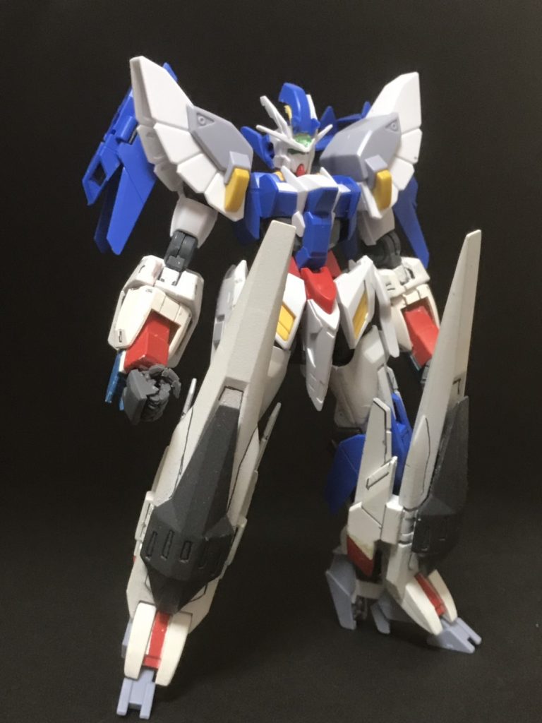 工程はあまり撮っていないのであれなのですが、この段階でダブルオーダイバーの二の腕がそのままだとリボーンズの腕がはまらないのでプラ板を挟んで合わせてあります。
ハンドパーツに*極め手*を使用してます。
胴体と腰も穴同士なので丁度良く合うようにランナーを加工して繋いでます。
両足のオーライザーは、ボールデンアームズのジョイントパーツを使用しています。