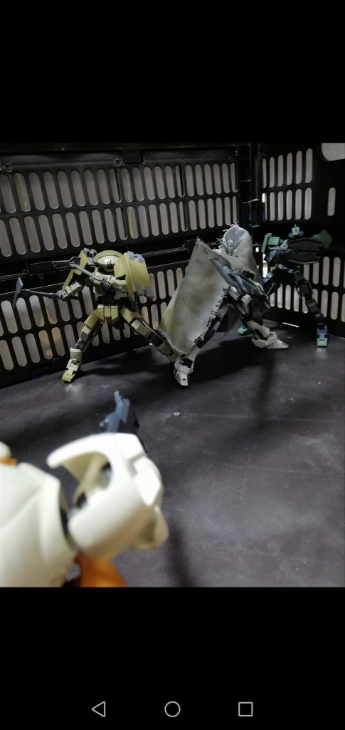 「接敵した!シャルフリヒターはモビルワーカーの護衛を優先!俺とこいつで殺る!」
こいつ呼ばわりかぁ。まあぼちぼち殺りますかな。